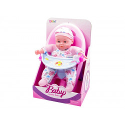 Játékbaba etetőszékben - 28 cm Csecsemő baba REGIO