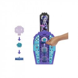 Monster High rémes nyomozás kertitkok - Twyla Baba, babakocsi Mattel